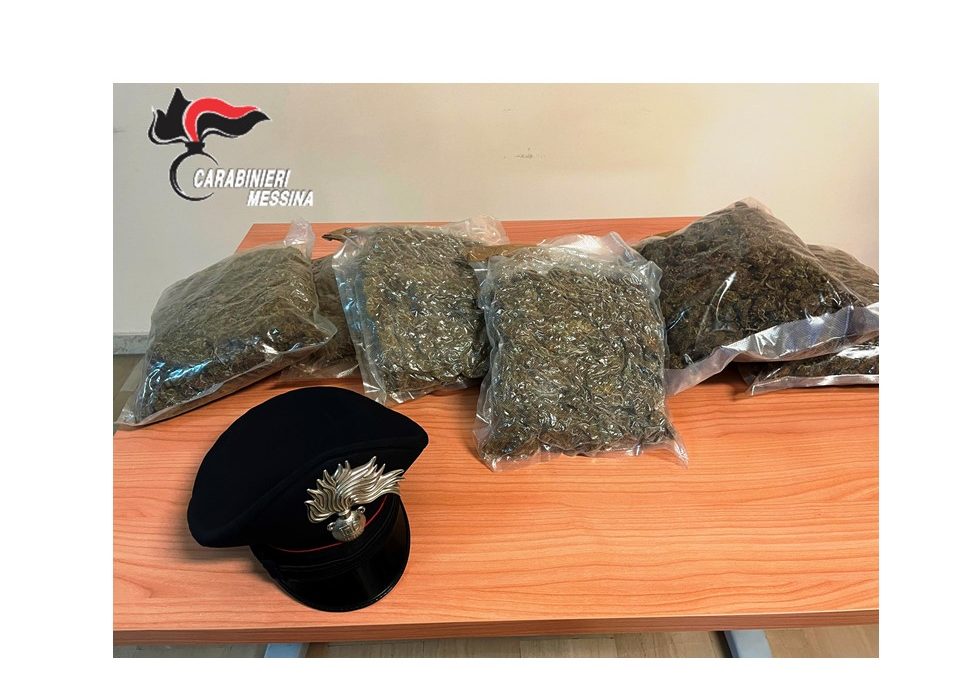 QUASI QUATTRO CHILI DI MARIJUANA TROVATI IN UN TOMBINO MESSINA DAI CARABINIERI.