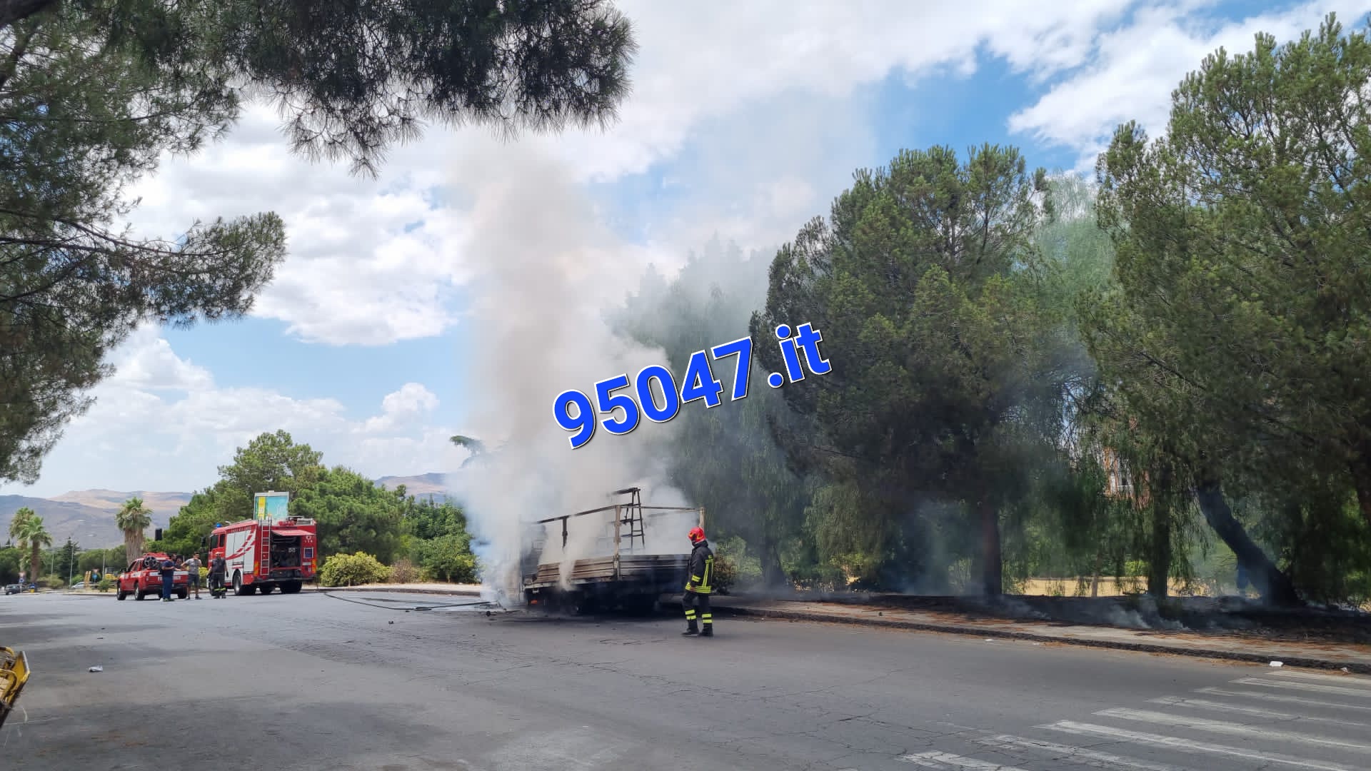 PATERNO': FURGONE PRENDE FUOCO DURANTE LA MARCIA AL CORSO ITALIA, L’INCENDIO SI PROPAGA ANCHE ALLE STERPAGLIE