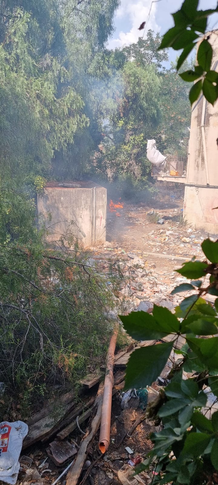 PATERNO': INCENDIO DI STERPAGLIE E RIFIUTI ALL'INTERNO DELLA VILLA COMUNALE