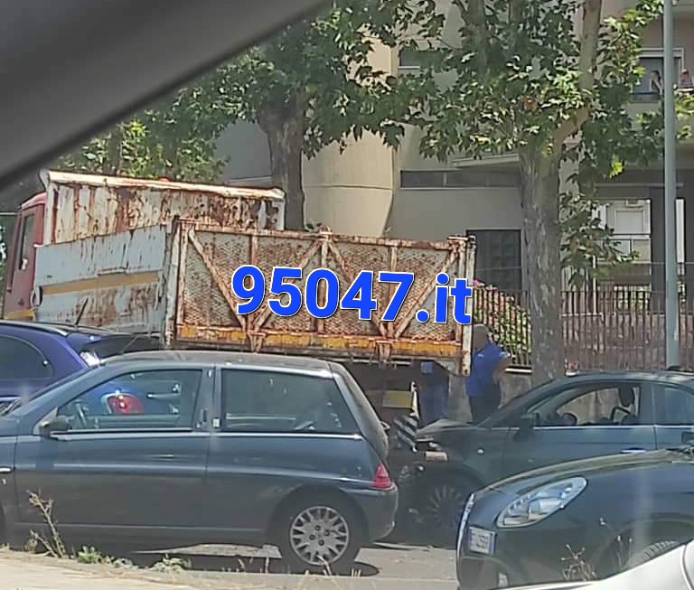 PATERNO: CAMION "SCIVOLA" DA AUTOARTICOLATO IN MOVIMENTO , NESSUN FERITO ED AUTO DANNEGGIATE