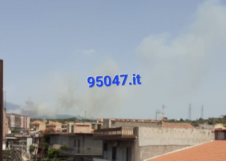 VASTO INCENDIO STERPAGLIE VICINO ALLE CASE A RAGALNA,  SUL POSTO ELICOTTERO DELLA FORESTALE