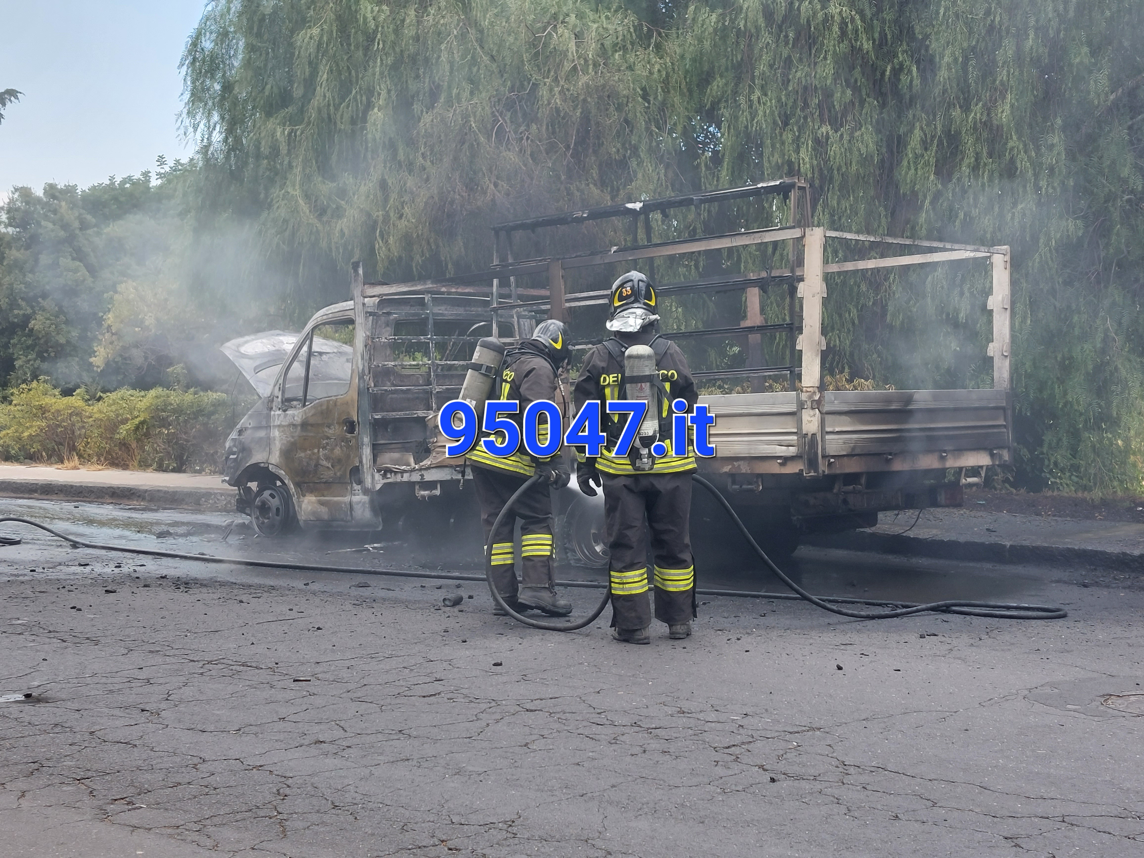 PATERNÒ: FURGONE PRENDE FUOCO IN MARCIA AL CORSO ITALIA