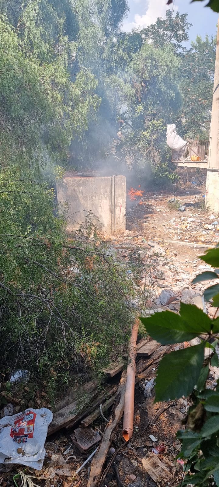 PATERNO': INCENDIO DI STERPAGLIE E RIFIUTI ALL'INTERNO DELLA VILLA COMUNALE