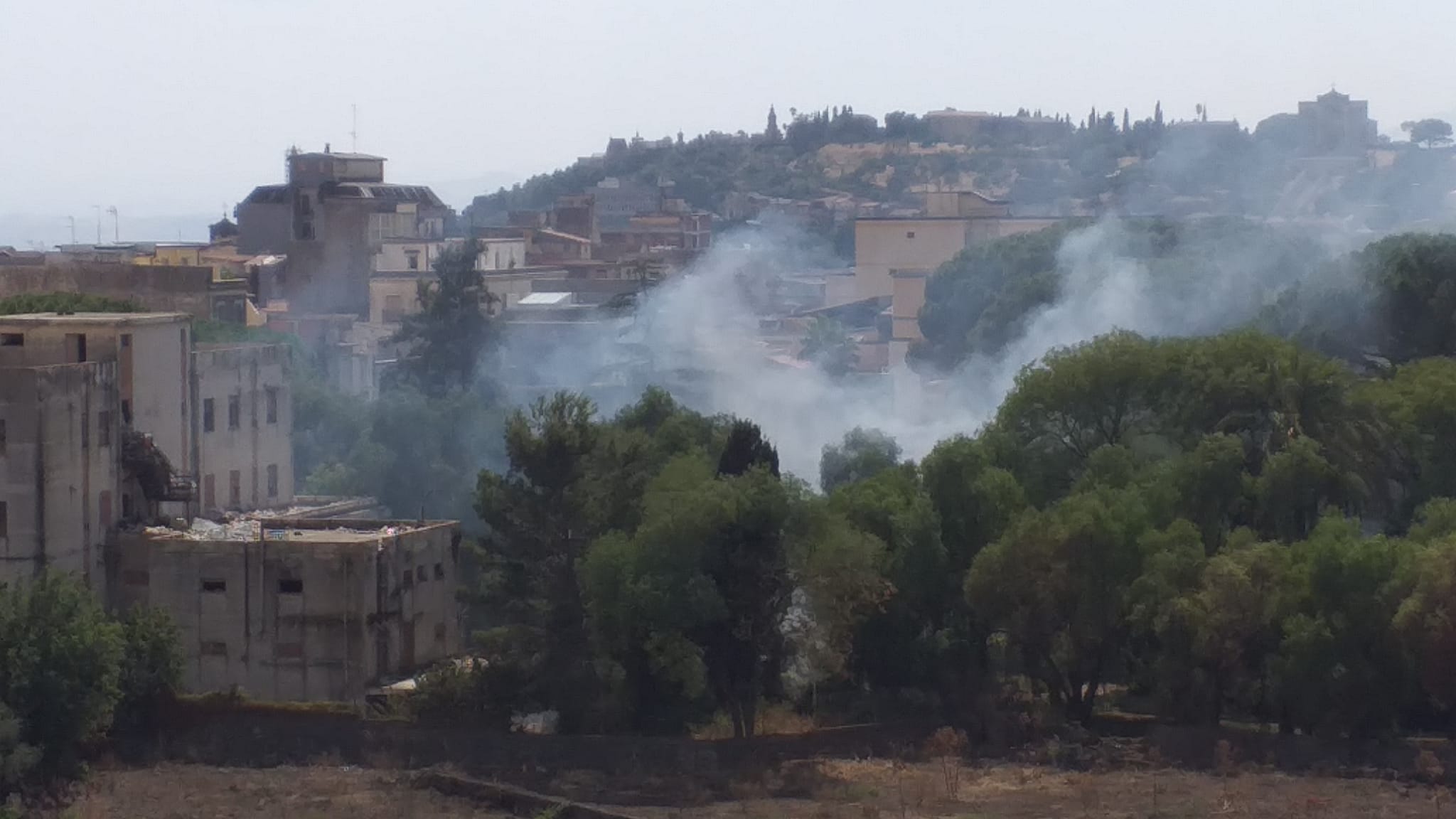 PATERNO': INCENDIO DI STERPAGLIE E RIFIUTI ALL'INTERNO DELLA VILLA COMUNALE