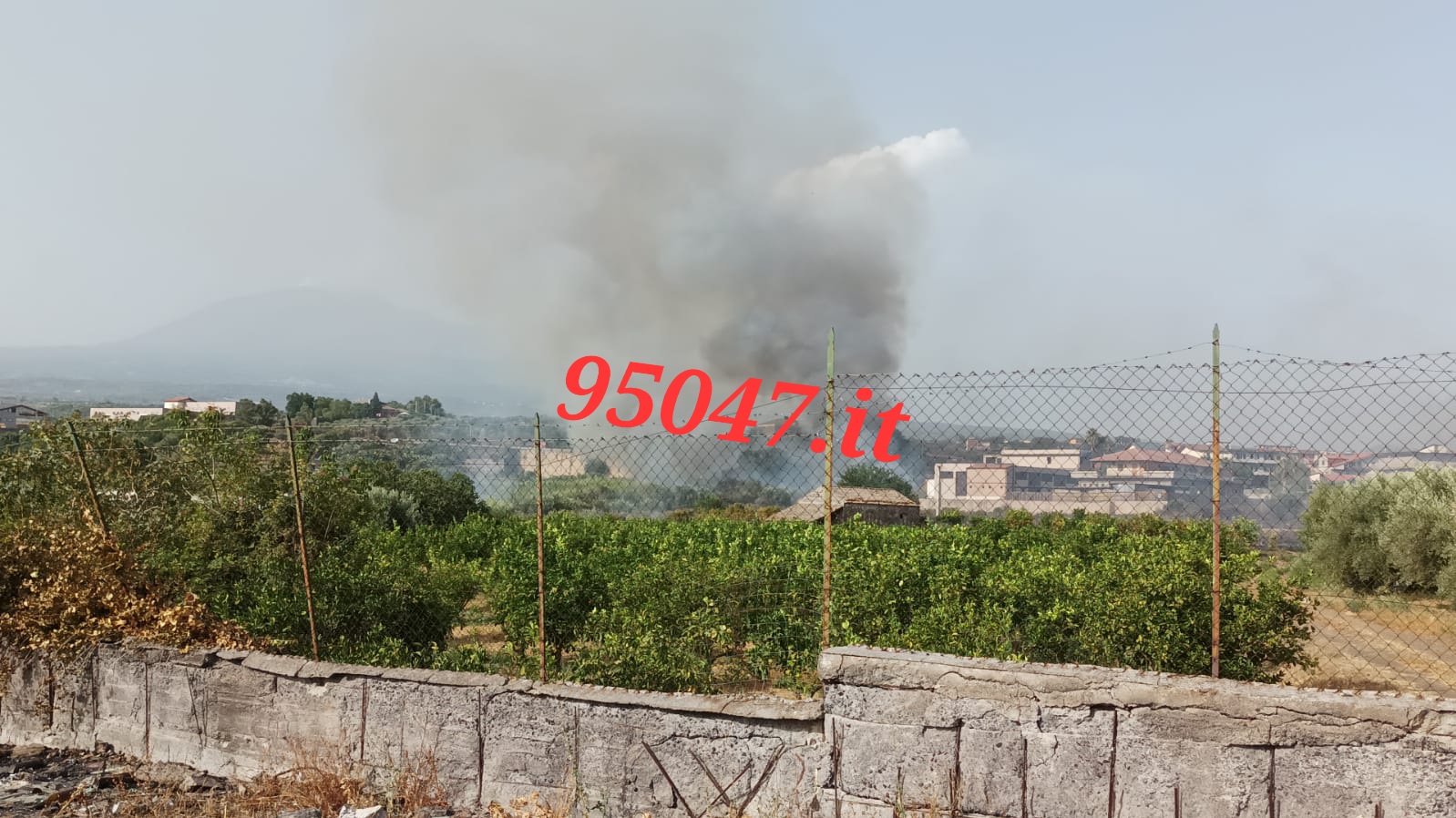 PATERNÒ:  INCENDIO DI STERPAGLIE IN ZONA SALINELLE – DENSA COLONNA DI FUMO GRIGIO