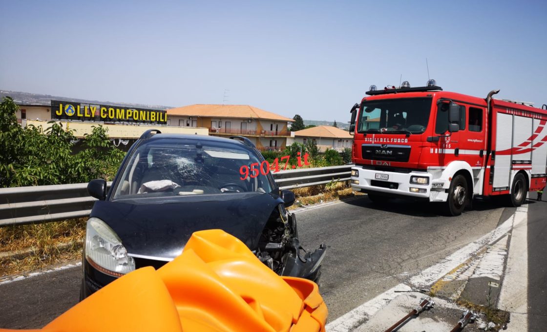 INCIDENTE STRADALE SULLA SUPERSTRADA 121, AUTO CONTRO UN GUARDRAIL