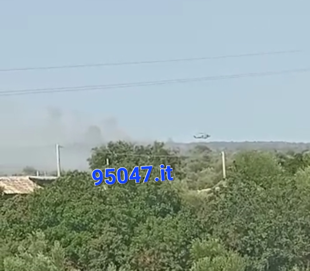 VASTO INCENDIO A RAGALNA, SUL POSTO UN ELICOTTERO DELLA FORESTALE