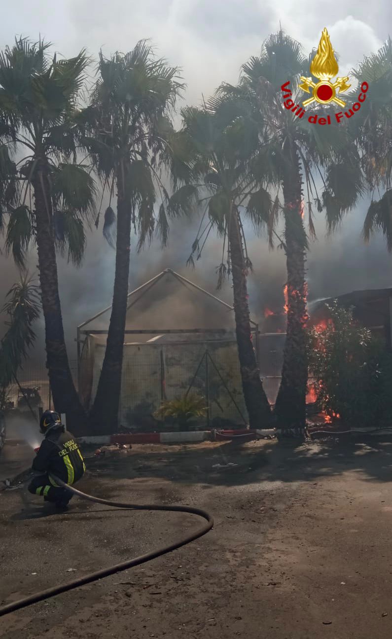 SAN GREGORIO, INCENDIO IN UN DEPOSITO DI MEZZI: DISTRUTTI 40 TRA CAMION, FURGONI E AUTO