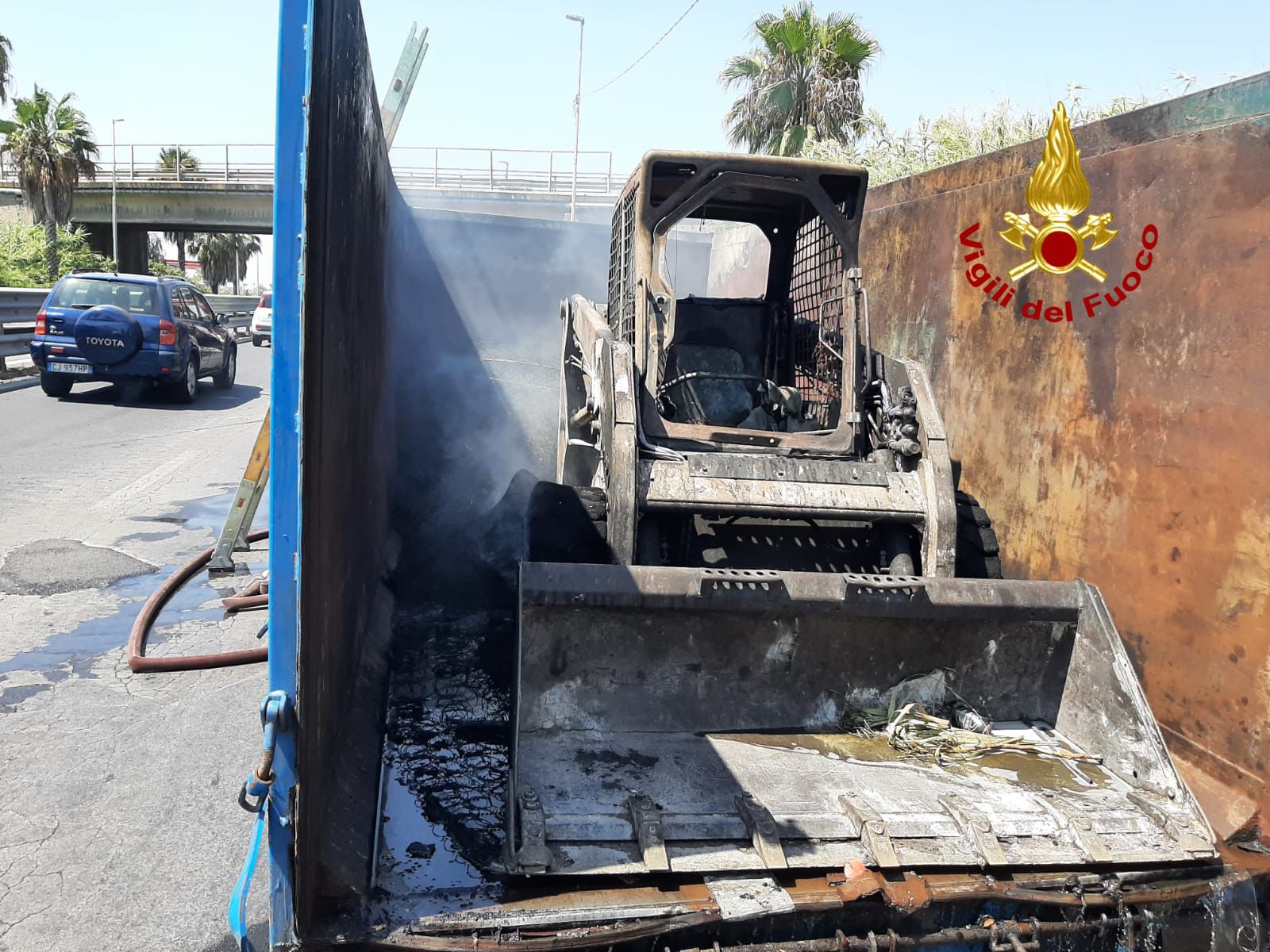 VIGILI DEL FUOCO INTERVENGONO PER L'INCENDIO DI UN CAMION SULL'ASSE DEI SERVIZI A CATANIA