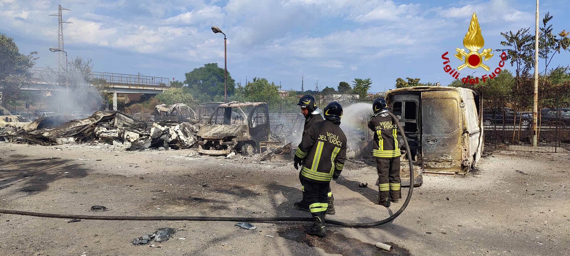 SAN GREGORIO, INCENDIO IN UN DEPOSITO DI MEZZI: DISTRUTTI 40 TRA CAMION, FURGONI E AUTO