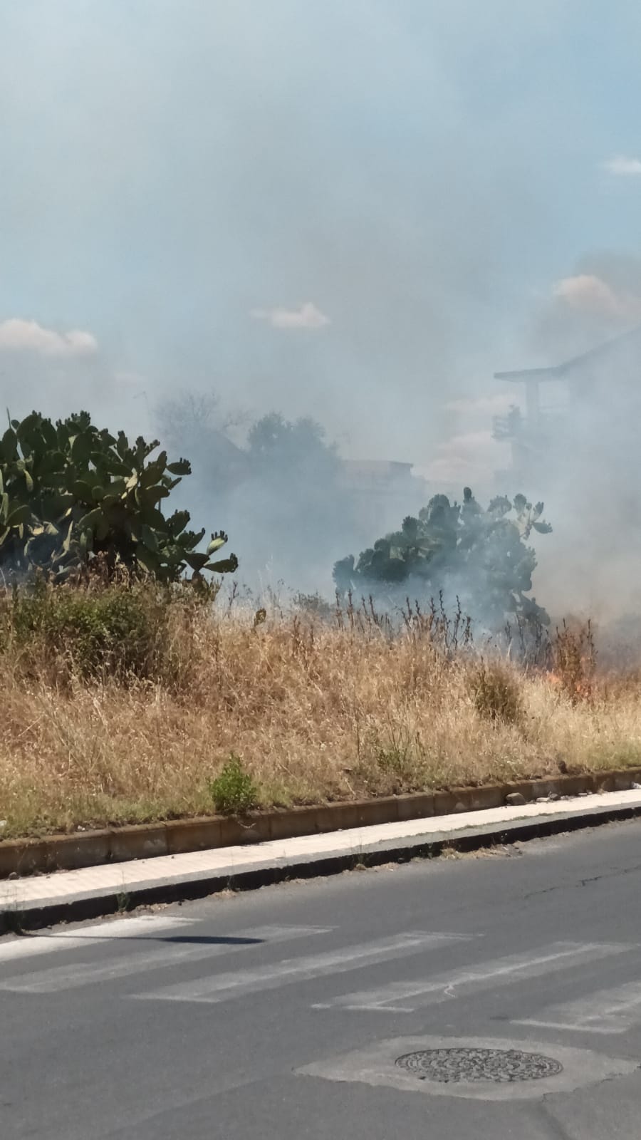 PATERNÒ: VASTO INCENDIO STERPAGLIE IN ZONA SCALA VECCHIA