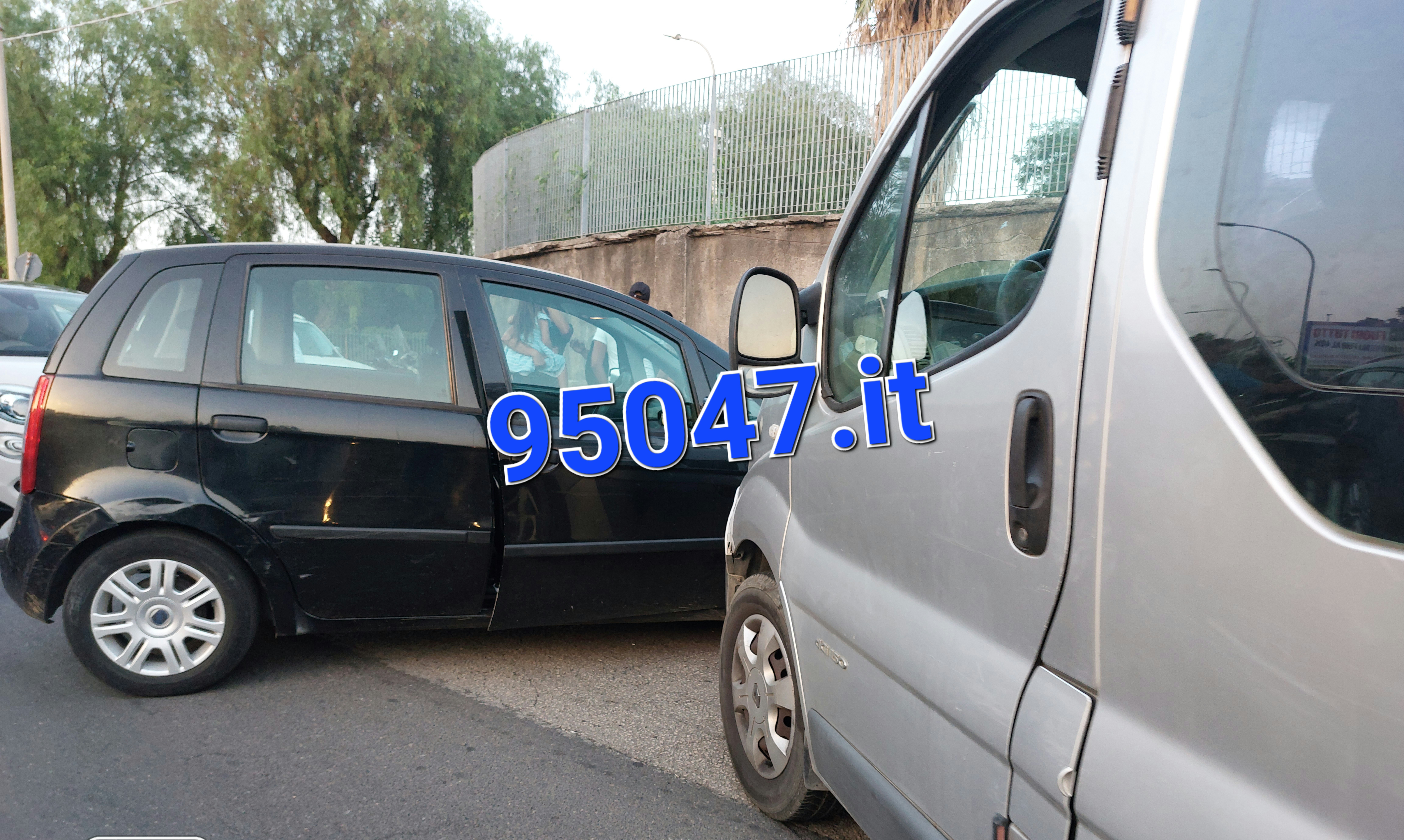 PATERNO': SCONTRO FRONTALE TRA AUTO E FURGONE IN  VIA GIOVANNI VERGA, FERITA BAMBINA