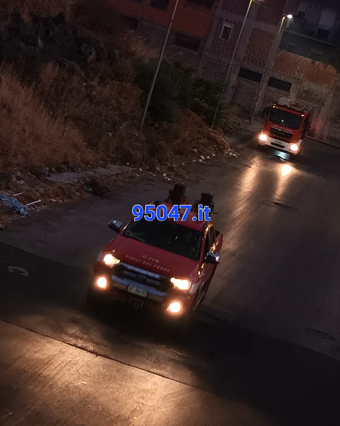 PATERNO’: VASTO INCENDIO STERPAGLIE IN CORSO IN ZONA SCALA VECCHIA