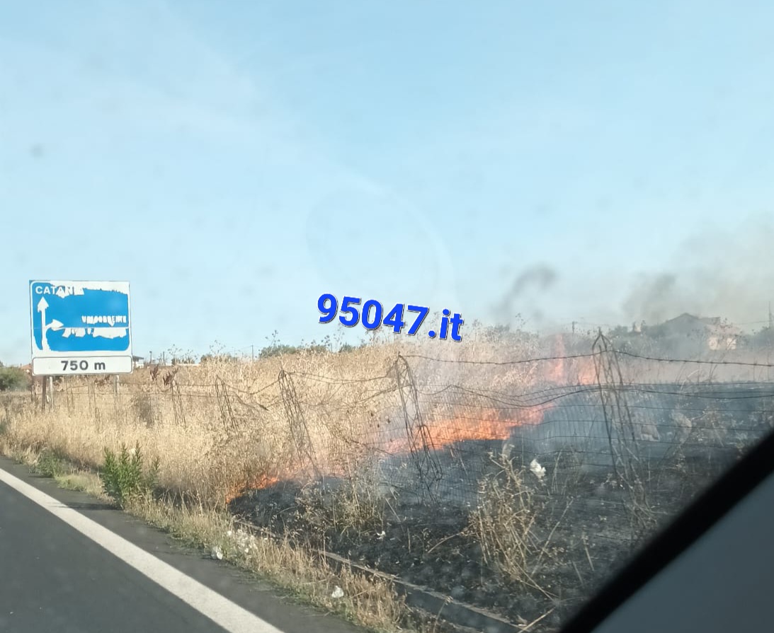 VASTO INCENDIO STERPAGLIE A RIDOSSO DELLA SS121, TRAFFICO RALLENTATO