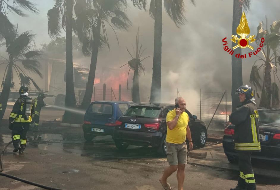 SAN GREGORIO, INCENDIO IN UN DEPOSITO DI MEZZI: DISTRUTTI 40 TRA CAMION, FURGONI E AUTO