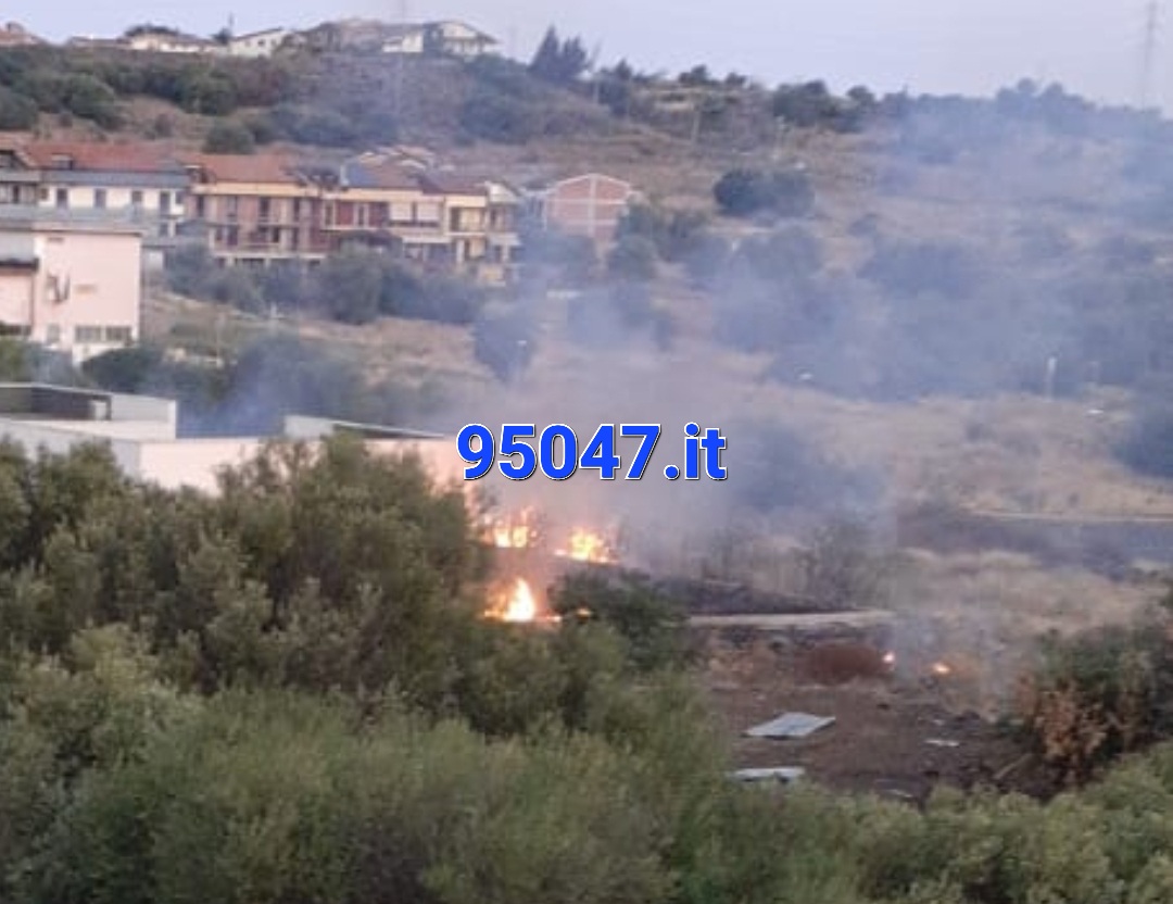 PATERNO’: VASTO INCENDIO STERPAGLIE IN CORSO IN ZONA SCALA VECCHIA