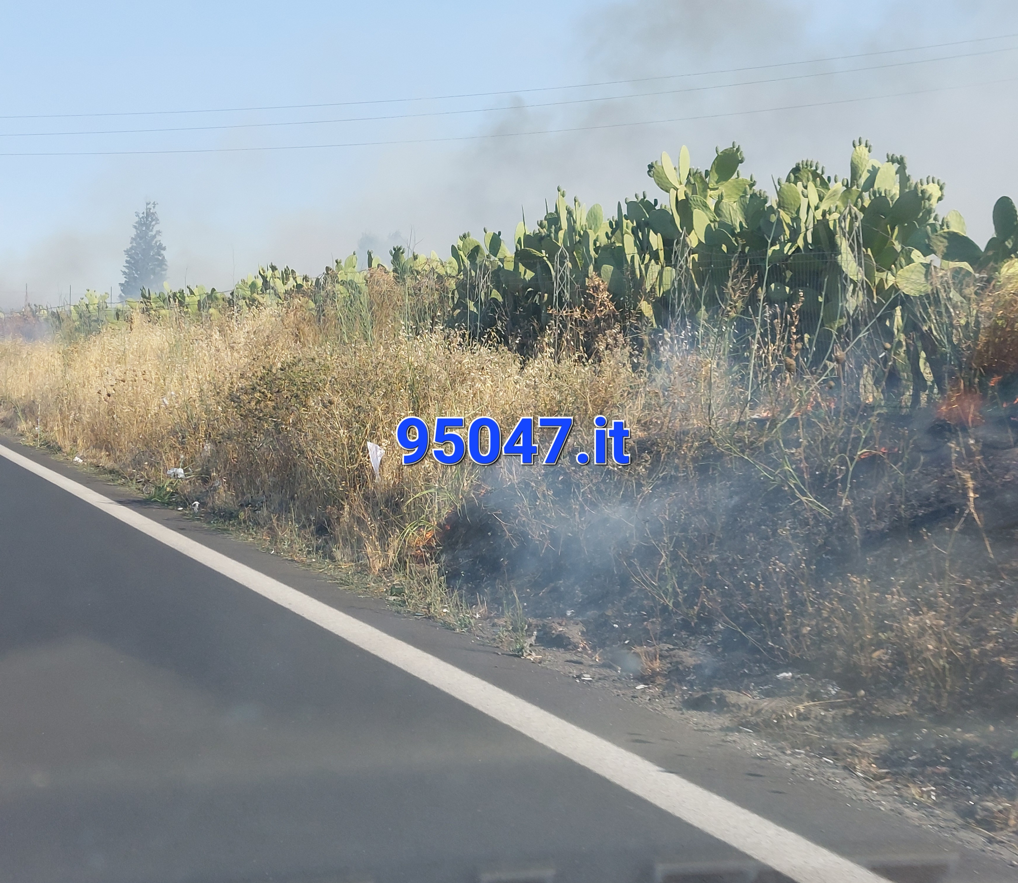 VASTO INCENDIO STERPAGLIE A RIDOSSO DELLA SS121, TRAFFICO RALLENTATO