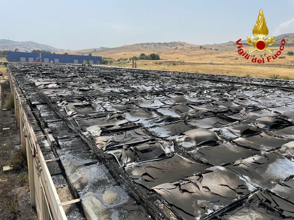 IN FIAMME I PANNELLI FOTOVOLTAICI SU UN CAPANNONE DI GIOCATTOLI NELLA ZONA INDUSTRIALE DI CALTAGIRONE