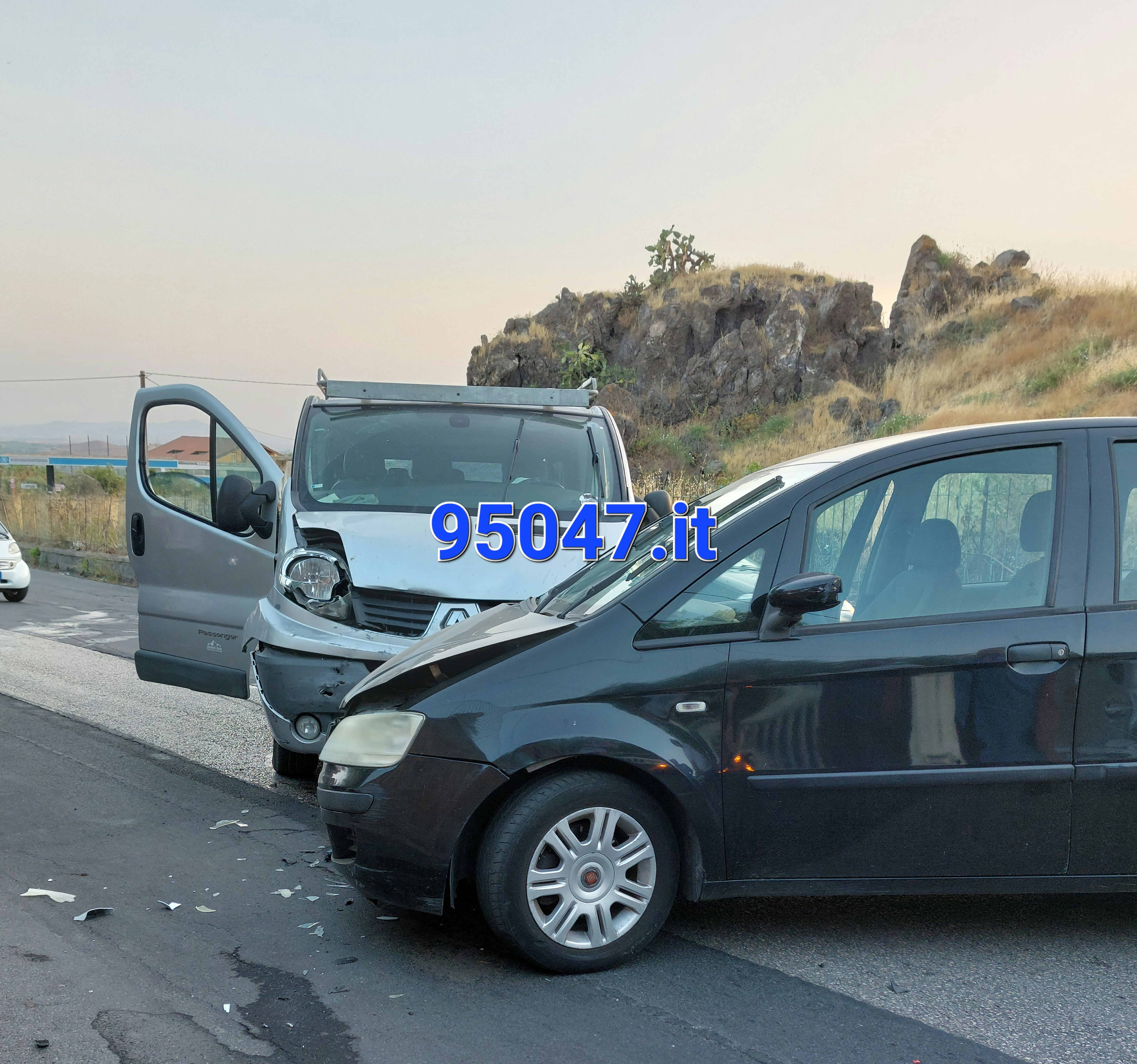 PATERNO': SCONTRO FRONTALE TRA AUTO E FURGONE IN  VIA GIOVANNI VERGA, FERITA BAMBINA