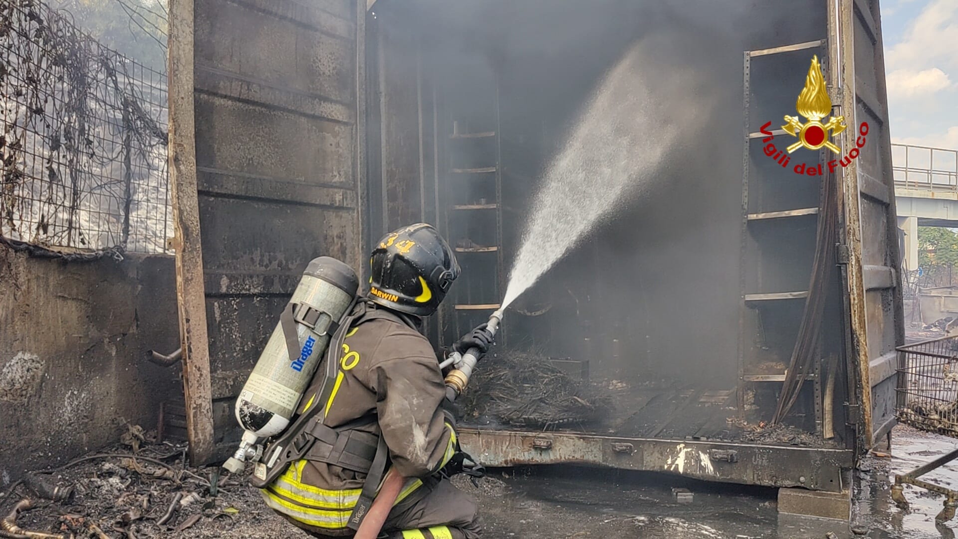 SAN GREGORIO, INCENDIO IN UN DEPOSITO DI MEZZI: DISTRUTTI 40 TRA CAMION, FURGONI E AUTO