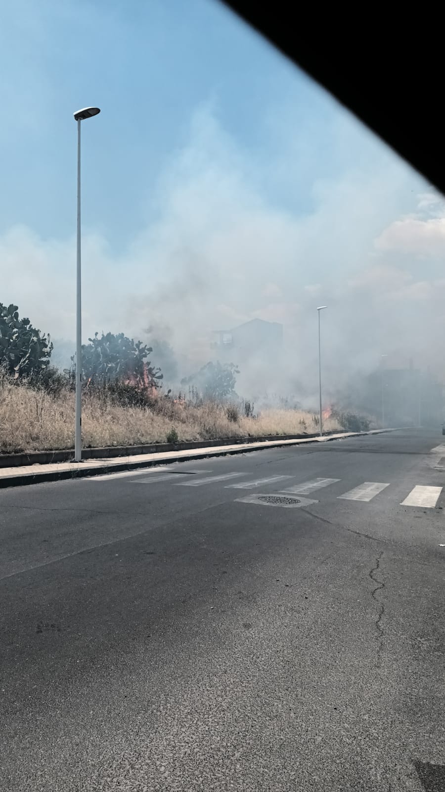 PATERNÒ: VASTO INCENDIO STERPAGLIE IN ZONA SCALA VECCHIA