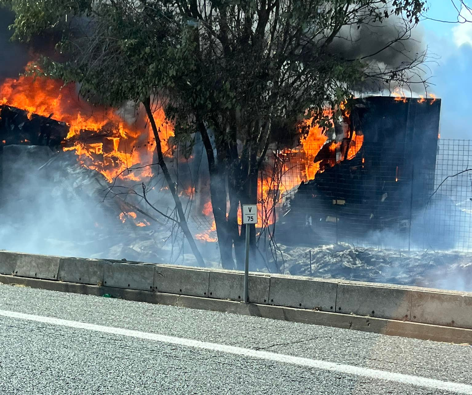 SAN GREGORIO, INCENDIO IN UN DEPOSITO DI MEZZI: DISTRUTTI 40 TRA CAMION, FURGONI E AUTO