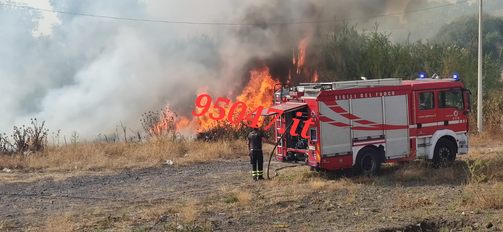 PATERNÒ:  INCENDIO DI STERPAGLIE IN ZONA SALINELLE – DENSA COLONNA DI FUMO GRIGIO