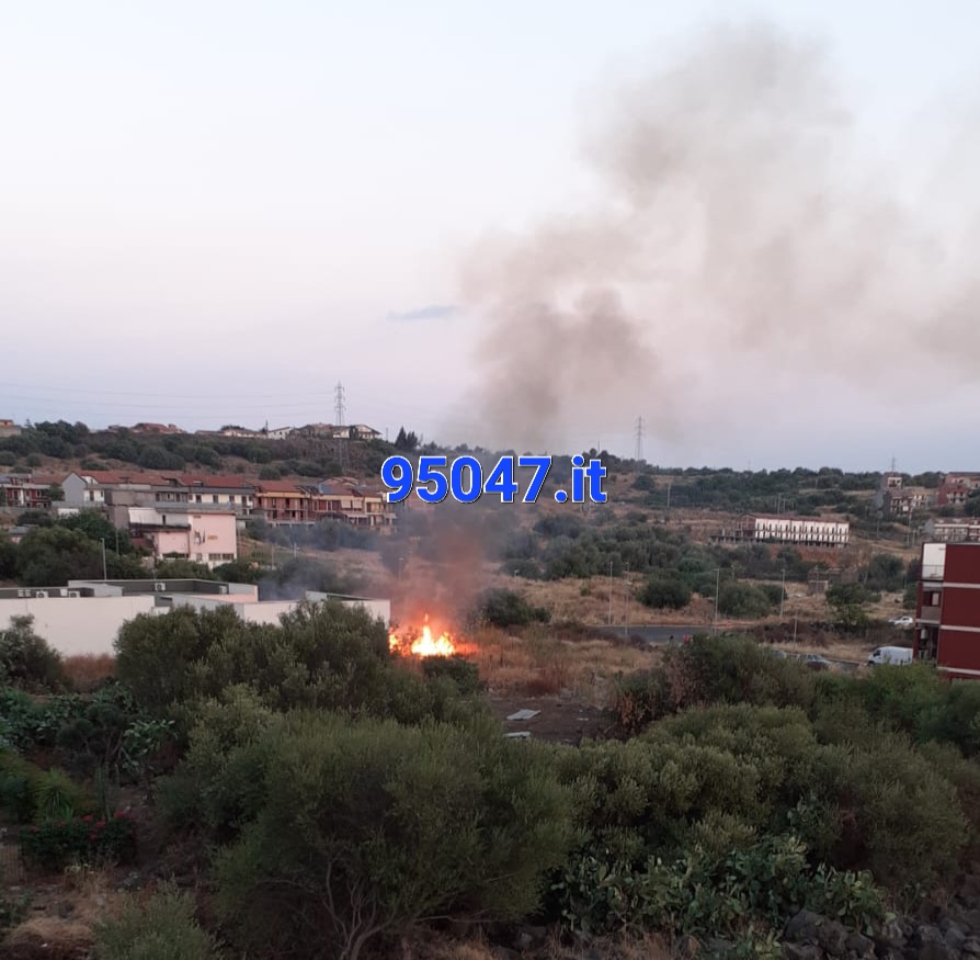 PATERNO’: VASTO INCENDIO STERPAGLIE IN CORSO IN ZONA SCALA VECCHIA