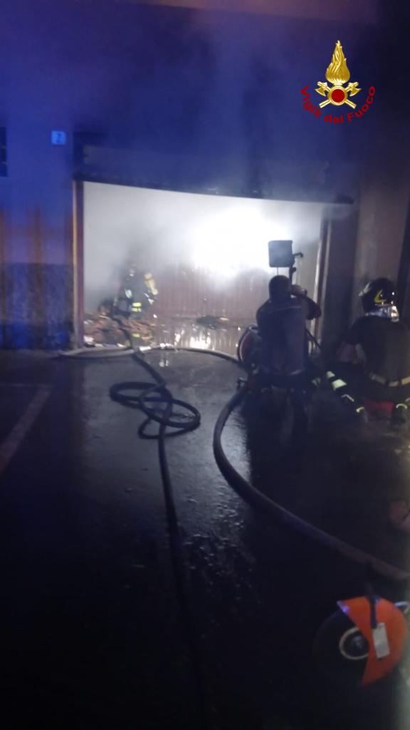 IN CORSO INCENDIO GARAGE A SAN GIOVANNI GALERMO,