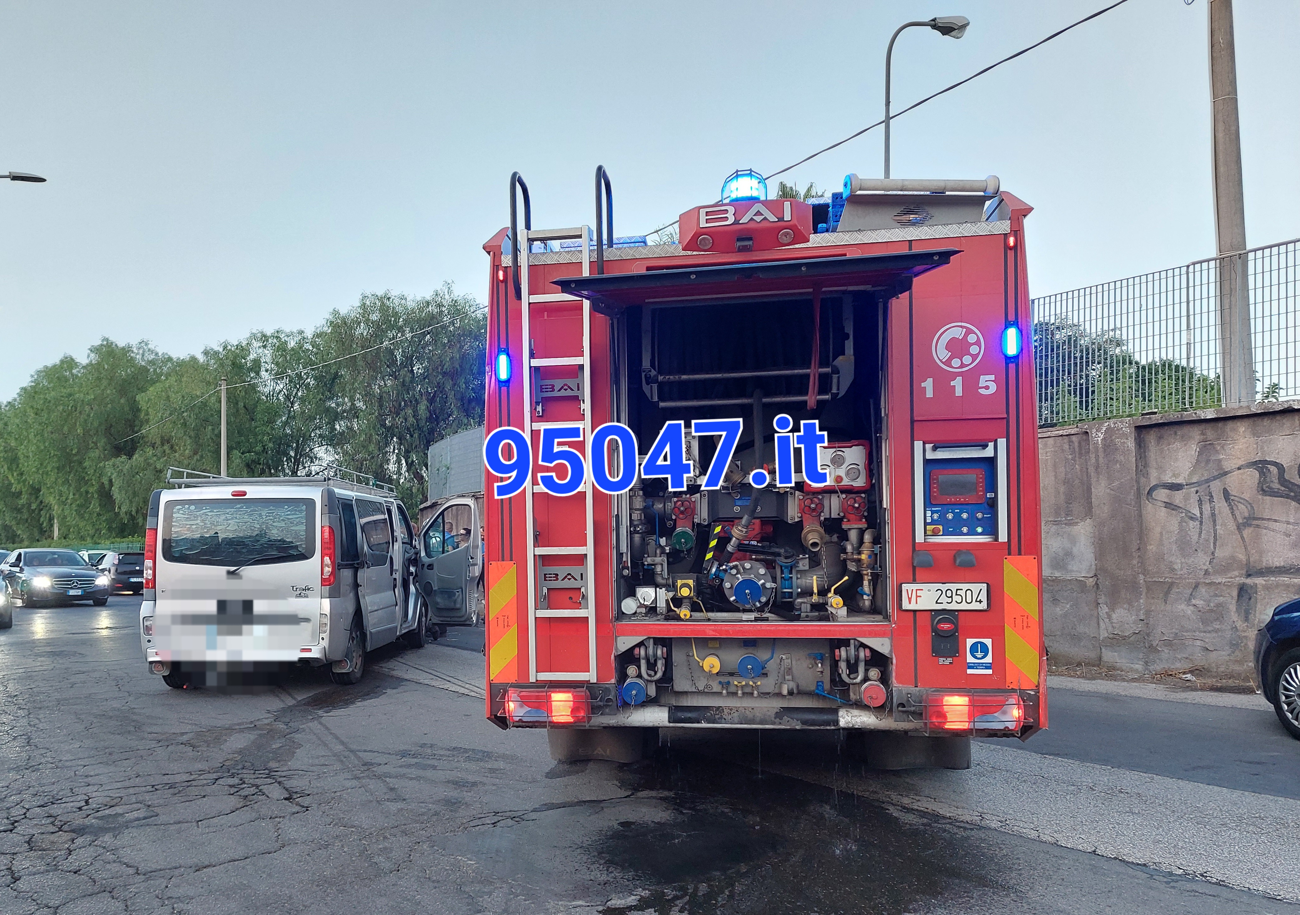 PATERNO': SCONTRO FRONTALE TRA AUTO E FURGONE IN  VIA GIOVANNI VERGA, FERITA BAMBINA