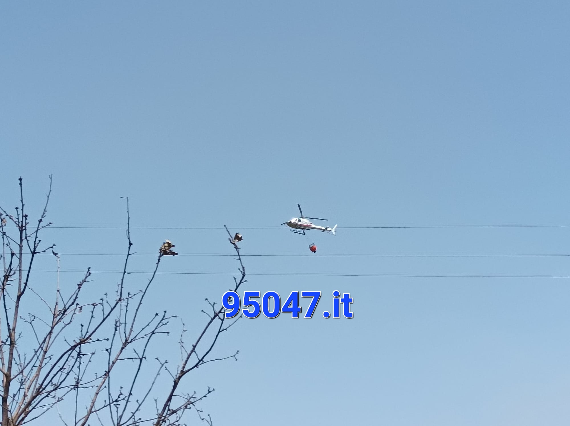 VASTO INCENDIO STERPAGLIE VICINO ALLE CASE A RAGALNA,  SUL POSTO ELICOTTERO DELLA FORESTALE