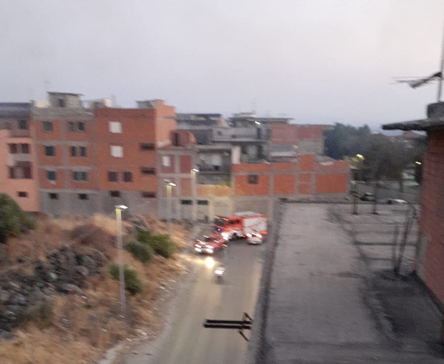 PATERNO’: VASTO INCENDIO STERPAGLIE IN CORSO IN ZONA SCALA VECCHIA