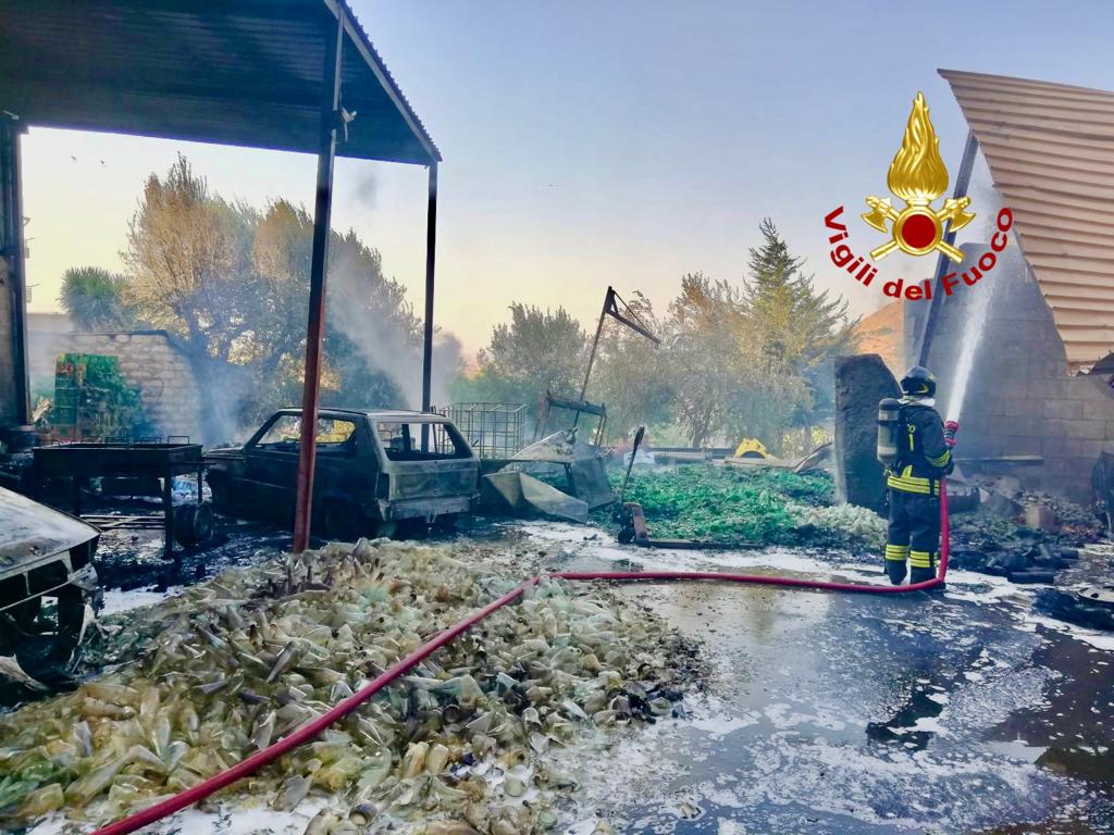 In atto vasto incendio a Ramacca, a fuoco il capannone di un’azienda