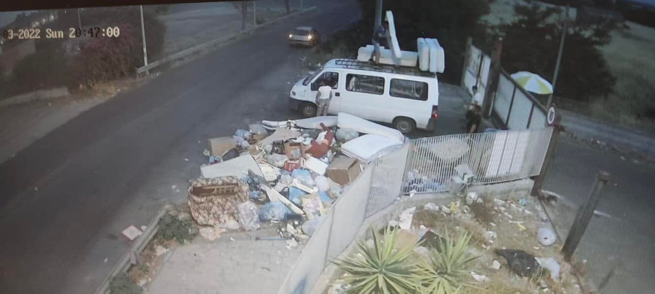 PATERNO': SORPRESI ALL’INGRESSO DELL’ISOLA ECOLOGIA  A GETTARE MATERASSI