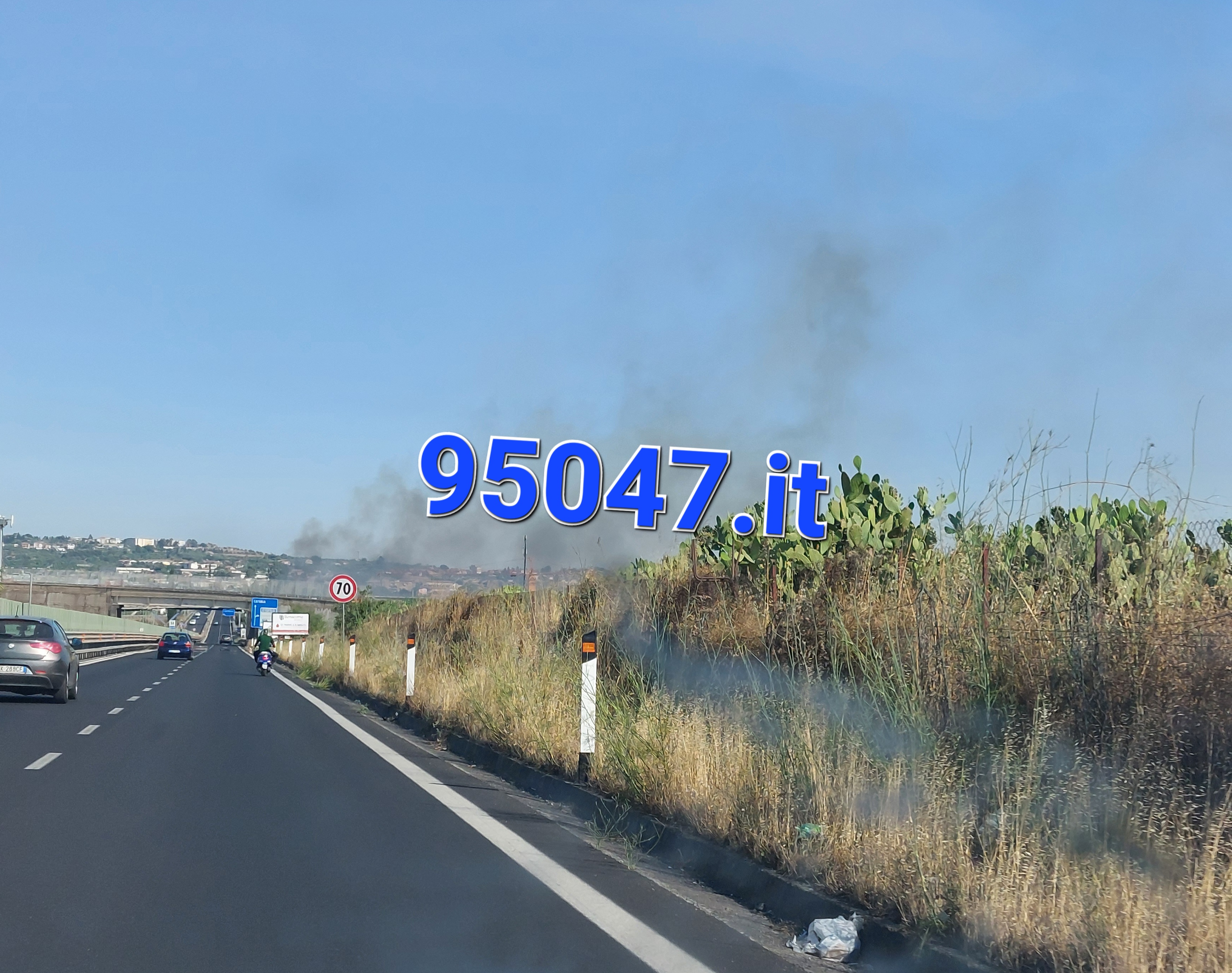 VASTO INCENDIO STERPAGLIE A RIDOSSO DELLA SS121, TRAFFICO RALLENTATO