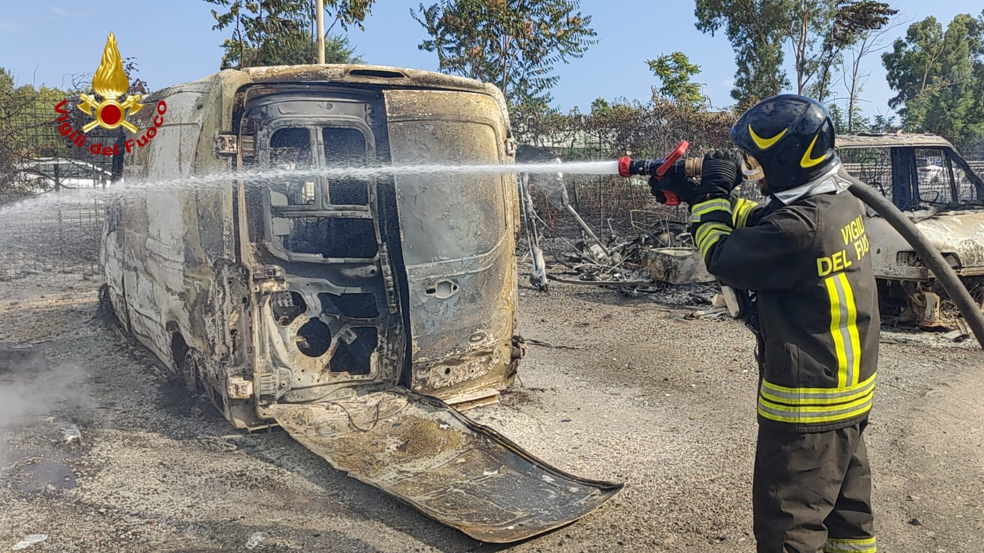 SAN GREGORIO, INCENDIO IN UN DEPOSITO DI MEZZI: DISTRUTTI 40 TRA CAMION, FURGONI E AUTO