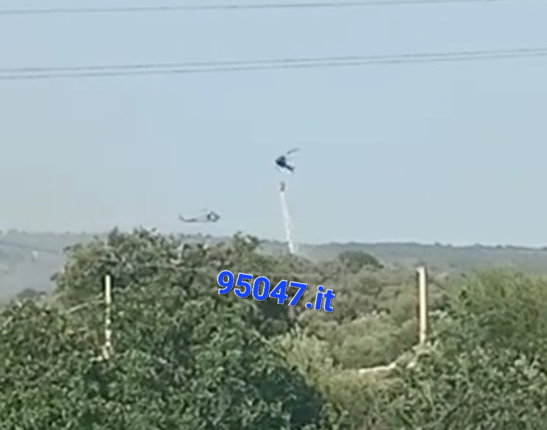 INCENDIO A RAGALNA ANCORA ATTIVO. SUL POSTO DUE ELICOTTERI