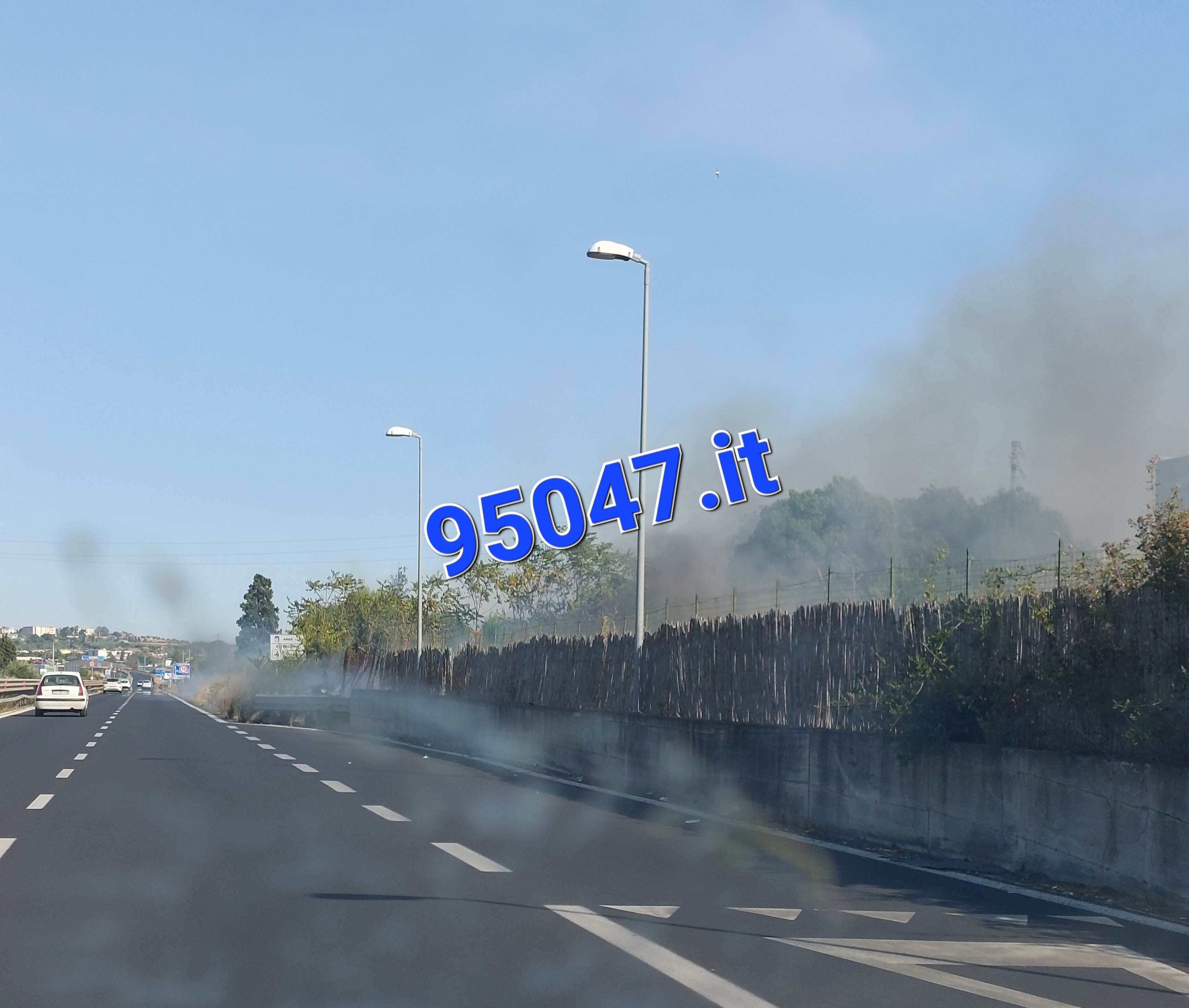 VASTO INCENDIO STERPAGLIE A RIDOSSO DELLA SS121, TRAFFICO RALLENTATO