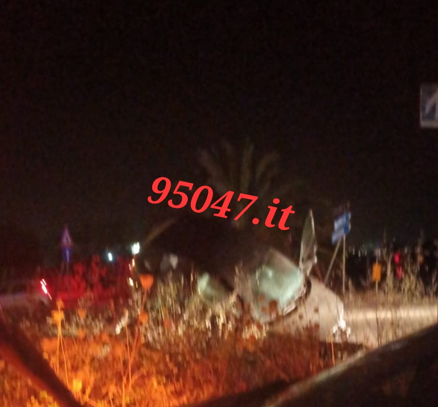GRAVISSIMO INCIDENTE SULLA SS284. UN'AUTO FINISCE SOPRA L'ALTRA , SOCCORSI SUL POSTO