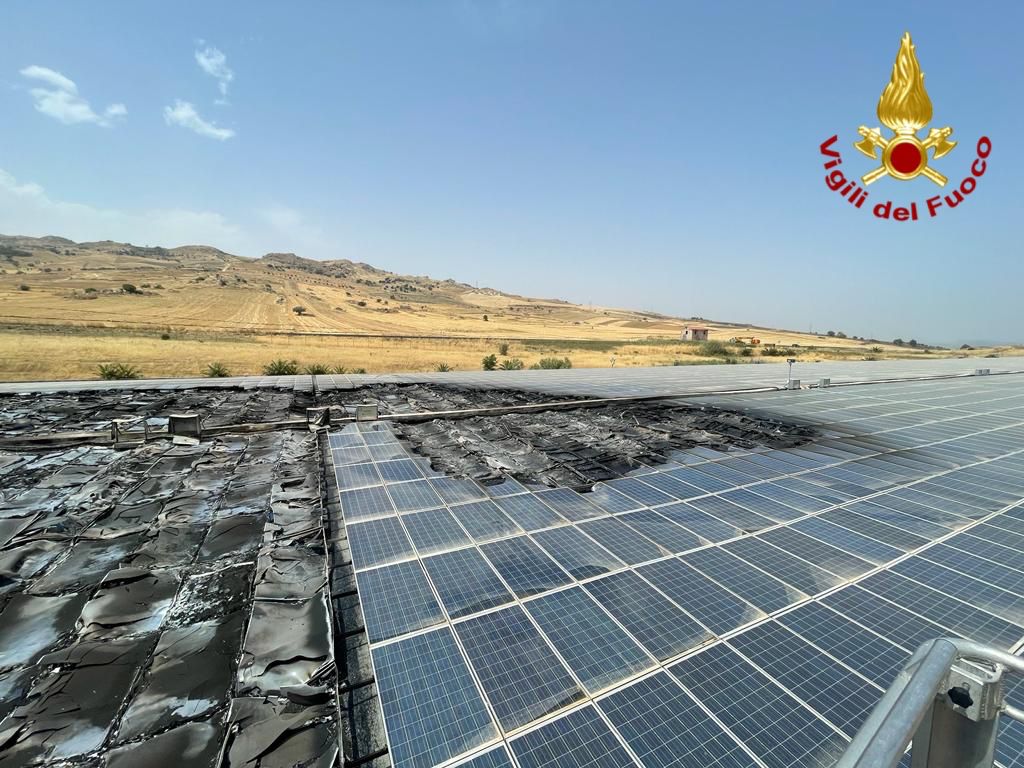 IN FIAMME I PANNELLI FOTOVOLTAICI SU UN CAPANNONE DI GIOCATTOLI NELLA ZONA INDUSTRIALE DI CALTAGIRONE