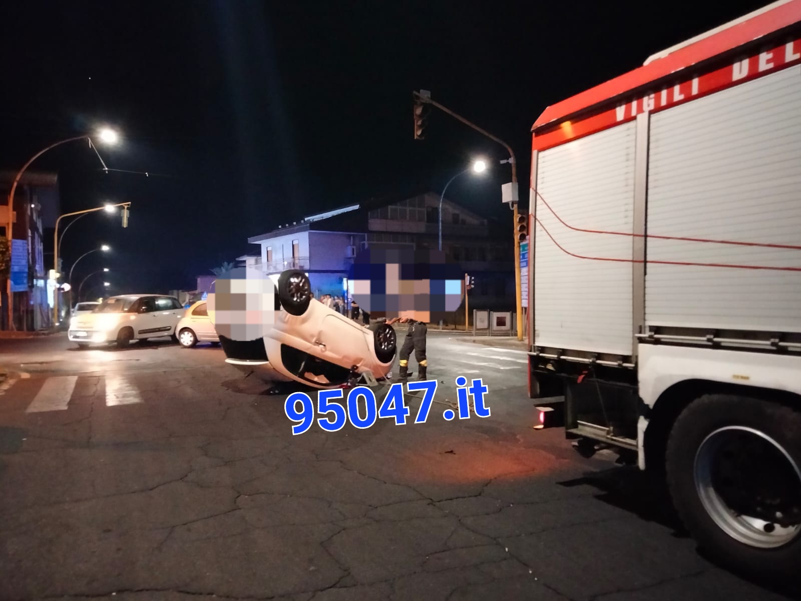 SCONTRO TRA DUE AUTO A SANT'AGATA LI BATTIATI, UNA SI RIBALTA