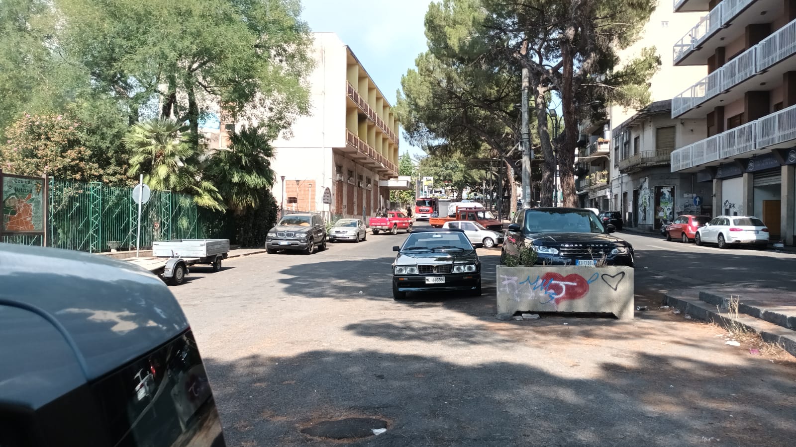 PATERNO': INCENDIO DI STERPAGLIE E RIFIUTI ALL'INTERNO DELLA VILLA COMUNALE