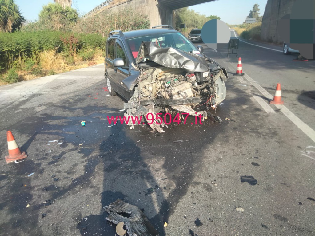 SCONTRO TRA AUTO QUESTA MATTINA A MISTERBIANCO. BILANCIO DI TRE FERITI E UN CANE MORTO