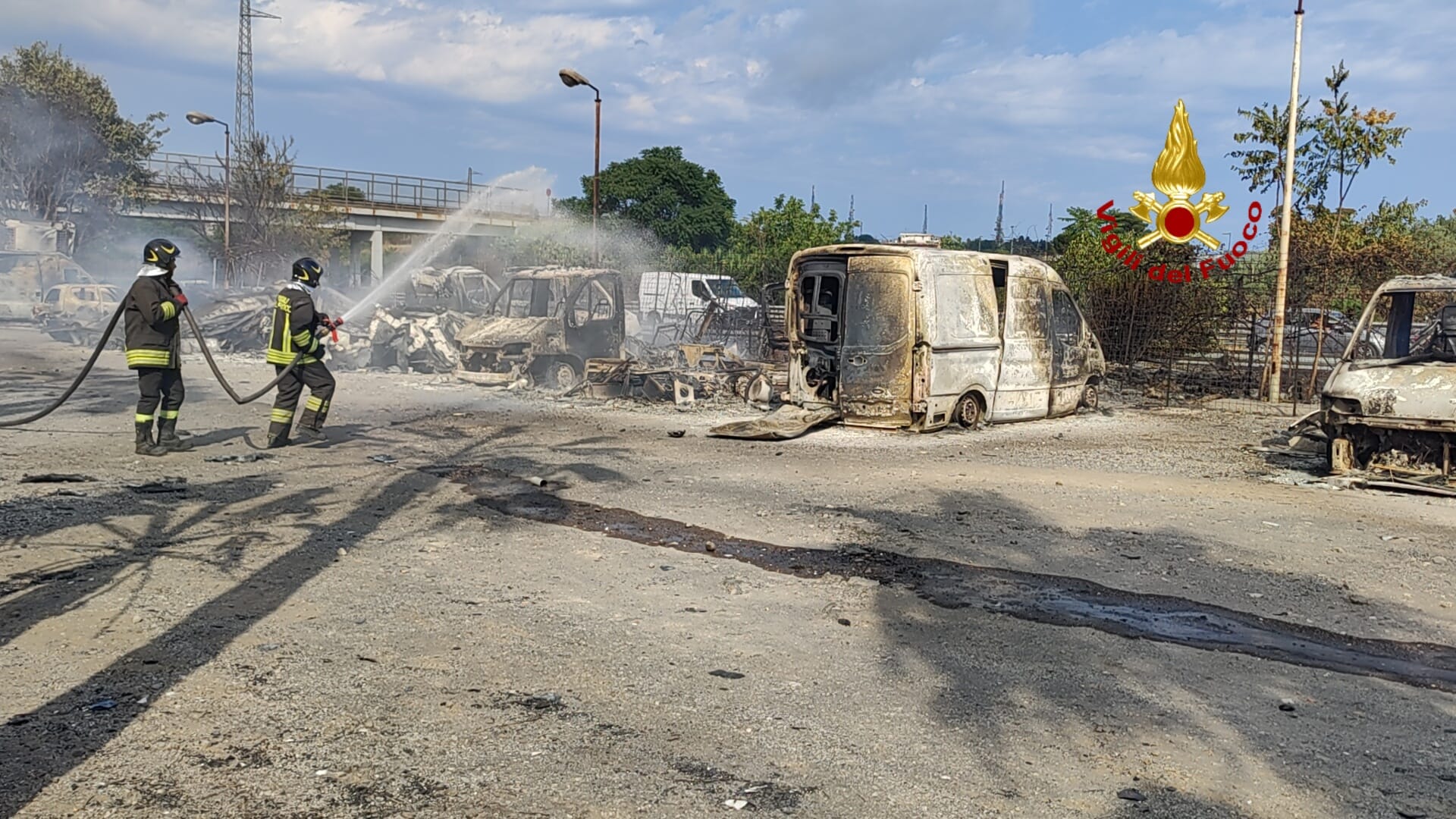 SAN GREGORIO, INCENDIO IN UN DEPOSITO DI MEZZI: DISTRUTTI 40 TRA CAMION, FURGONI E AUTO