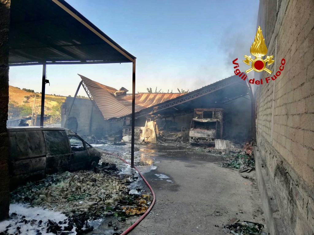 In atto vasto incendio a Ramacca, a fuoco il capannone di un’azienda