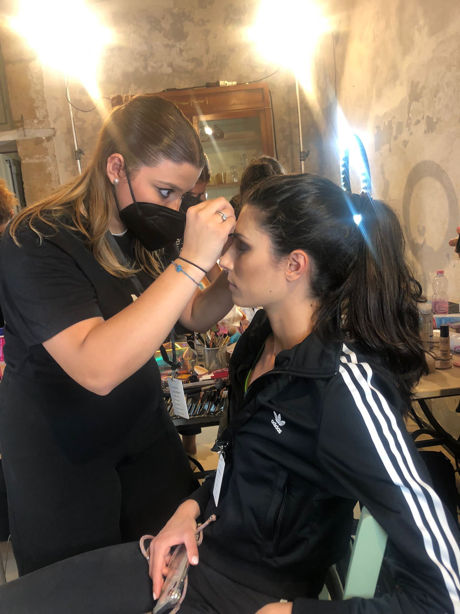 CHIARA E VALERIA DA PATERNO' AL TRUCCO PER DOLCE  E GABBANA