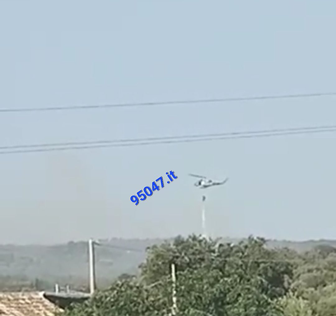 INCENDIO A RAGALNA ANCORA ATTIVO. SUL POSTO DUE ELICOTTERI