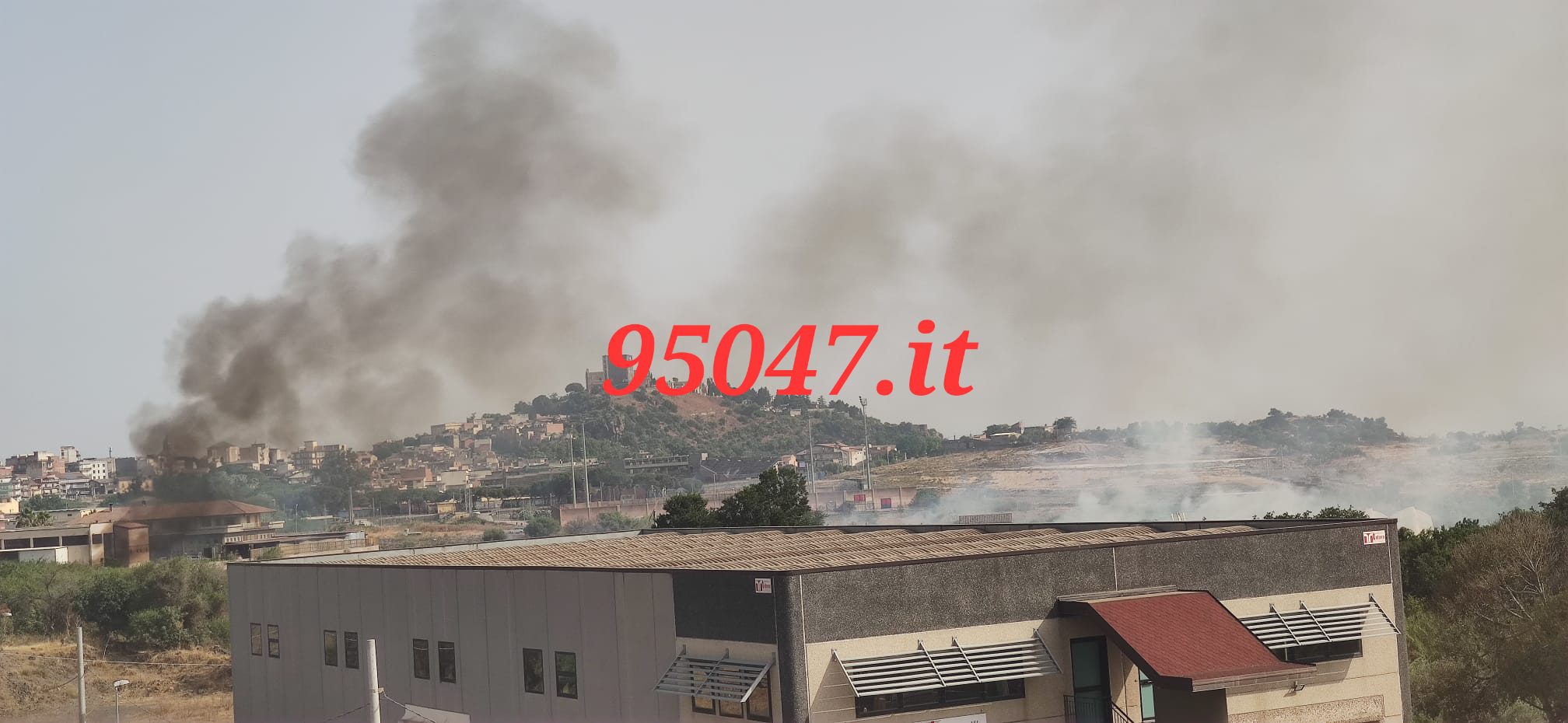 PATERNÒ:  INCENDIO DI STERPAGLIE IN ZONA SALINELLE – DENSA COLONNA DI FUMO GRIGIO