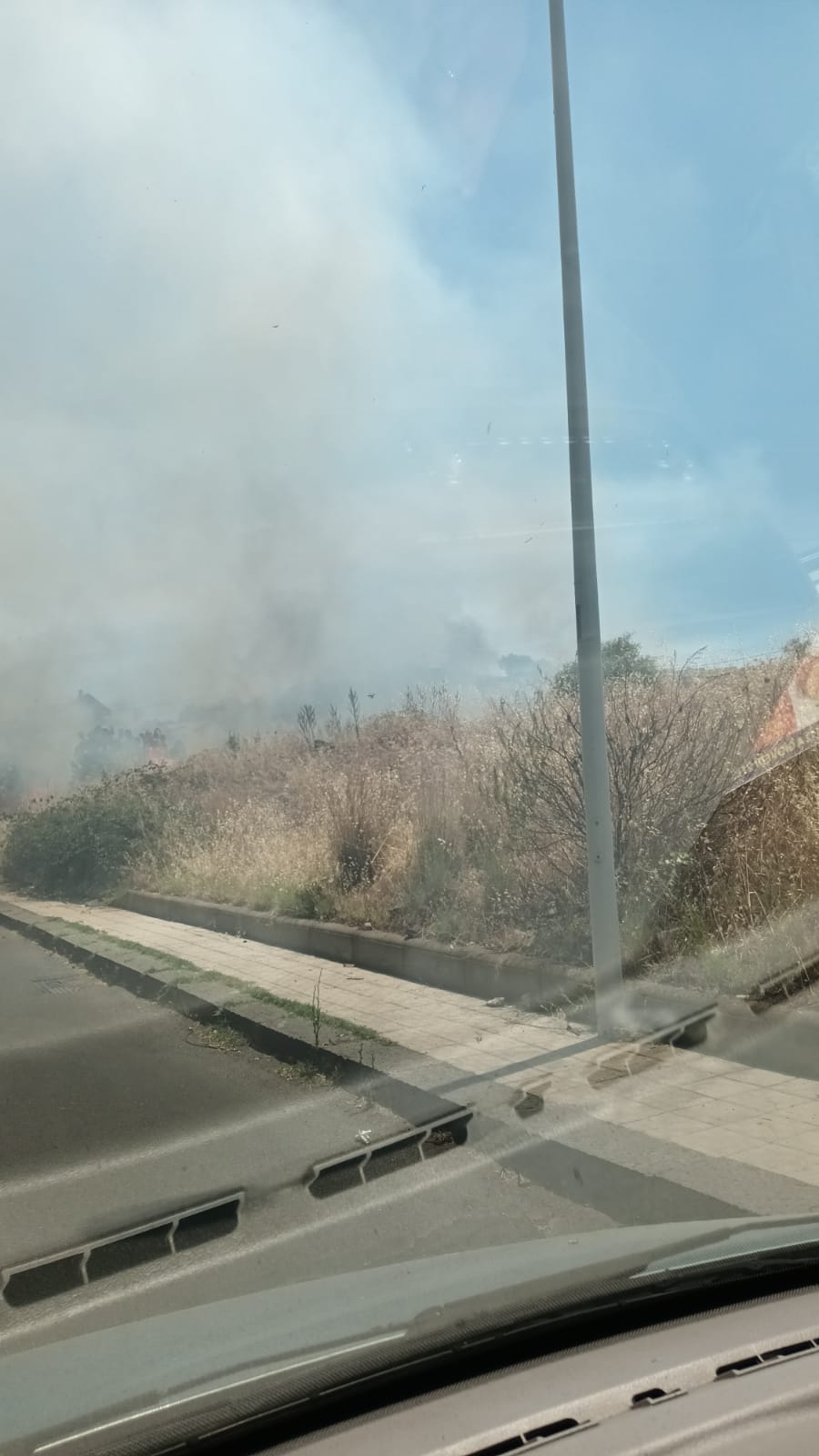 PATERNÒ: VASTO INCENDIO STERPAGLIE IN ZONA SCALA VECCHIA