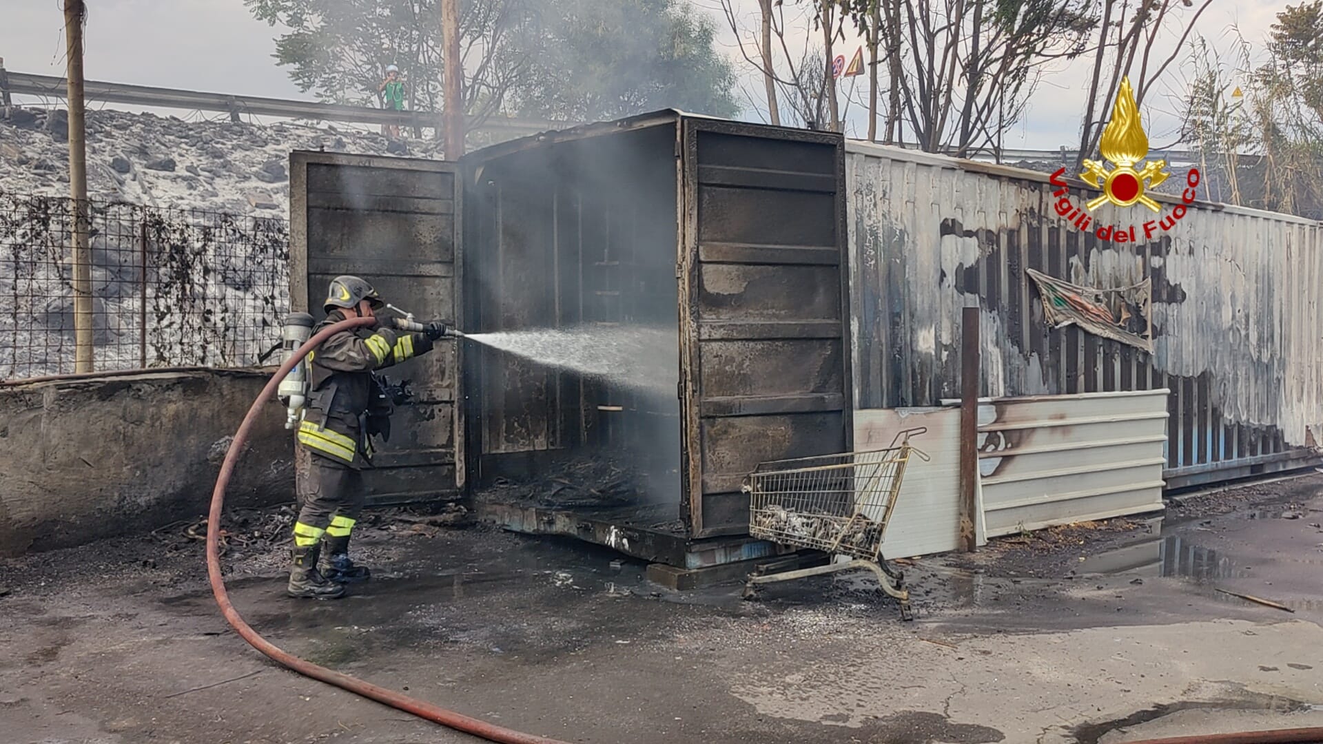 SAN GREGORIO, INCENDIO IN UN DEPOSITO DI MEZZI: DISTRUTTI 40 TRA CAMION, FURGONI E AUTO